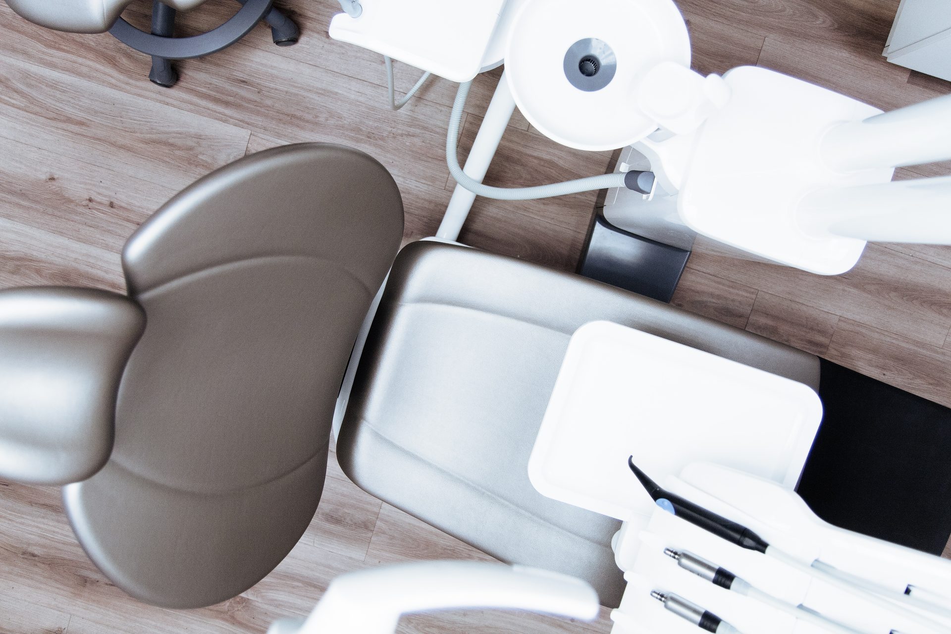 Poltrona e strumentazione dello studio dentistico vista dall'alto